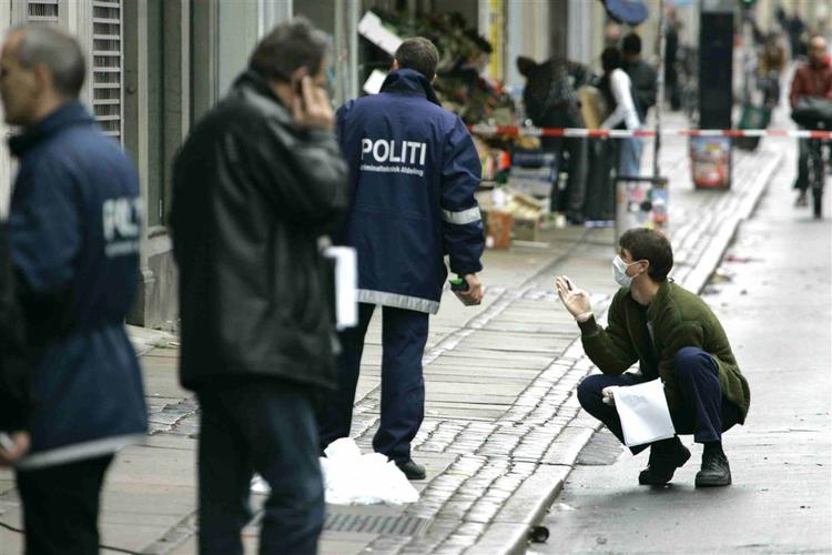 Politiet arbejder foran Café Louise paa Nørrebrogade. 