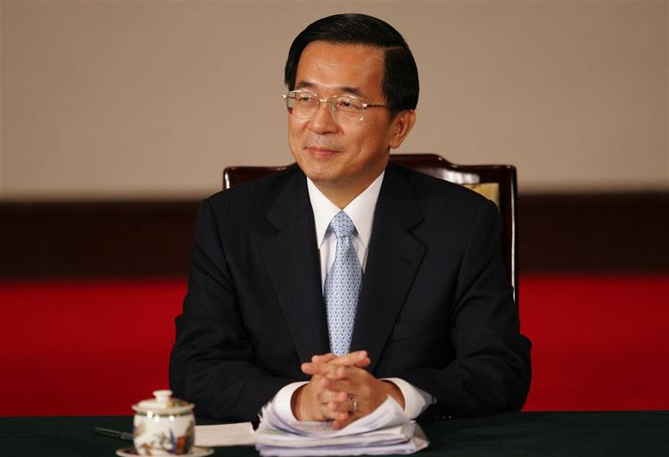 Præsident Chen Shui-bians hustru er belastet af en korruptionsskandale, der kan føre til gemalens fald. 