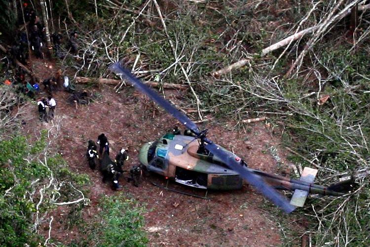 En militærhelikopter lander nær det sted i Amazonas-junglen, hvor flyet fra lavprisselskabet Gol styrtede ned i slutningen af oktober. 155 personer mistede livet. 