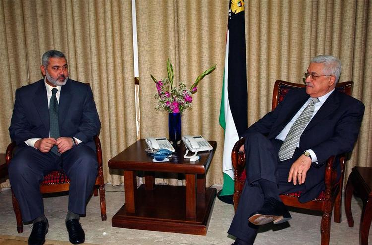 Den palæstinensiske præsident, Mahmoud Abbas fra Fatah(th.) og selvstyrets ministerpræsident, Ismail Haniyeh, fra den konkurrende Hamas-organisation afbrød i går forhandlingerne om en fælles regering. 