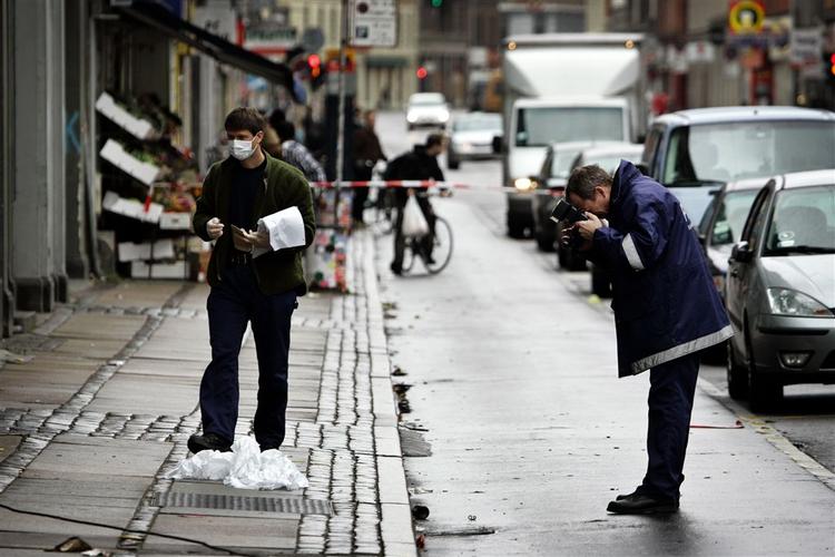 Skyderiet fandt sted tidligt om morgnen, hvor cafeen var  propfuld. 