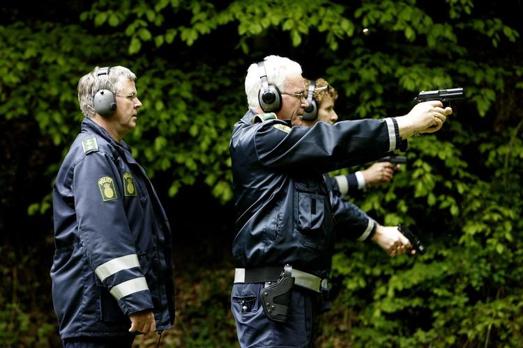 Peberspray kan erstatte pistolerne i mange situationer. Betjente på skydetræning. 