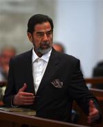 Saddam Hussein mødte i dag op i retten blot to dage efter at han modtog en dødsdom i en anden retssag. 
