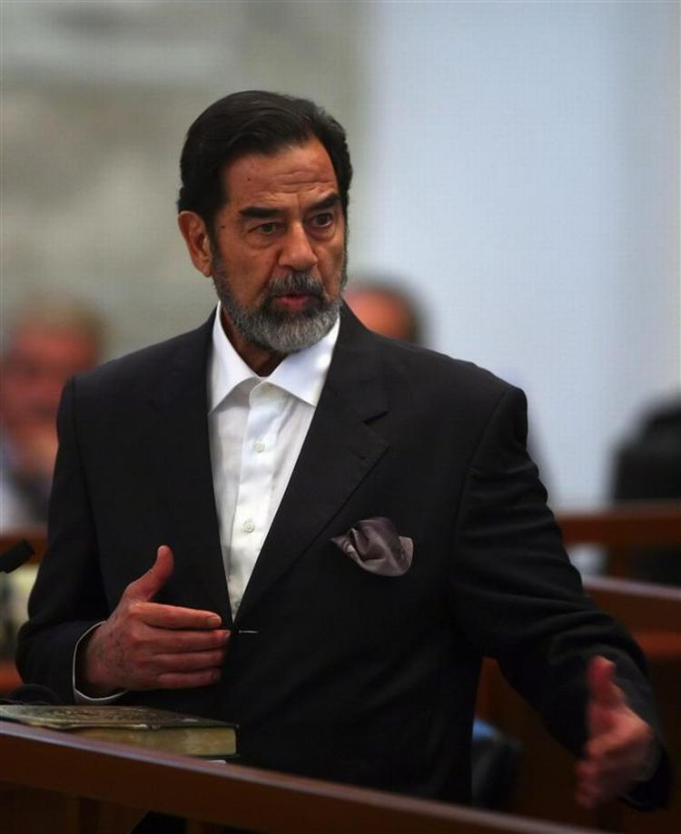 Saddam Hussein mødte i dag op i retten blot to dage efter at han modtog en dødsdom i en anden retssag. 