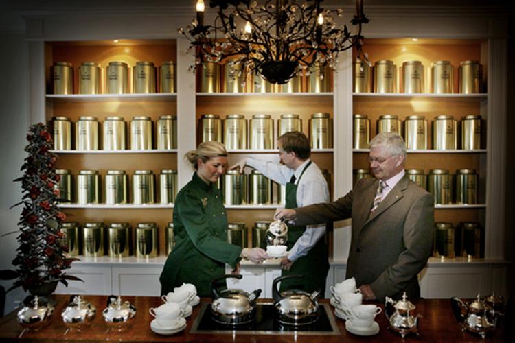 Stine Alvén skal bestyre Tea Room. Her får hun hjælp af bror Christian og far Henning, som fortsat vil være at finde i butikken. 