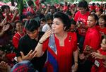 Imelda Marcos sender fingerkys til sine tilhængere i anlendning af sin 77 års fødselsdag. 