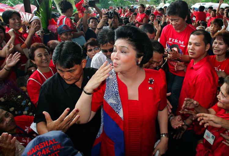 Imelda Marcos sender fingerkys til sine tilhængere i anlendning af sin 77 års fødselsdag. 