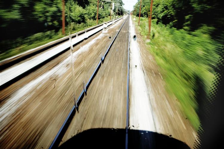 En lokomotivfører modtog 10. juni en SMS om at sænke hastigheden fra 180 til 40 kilometer i timen på grund af risiko for solkurver, selv om alle sikkerhedsmeldinger via mobil ifølge reglerne skal ske mundtligt. 