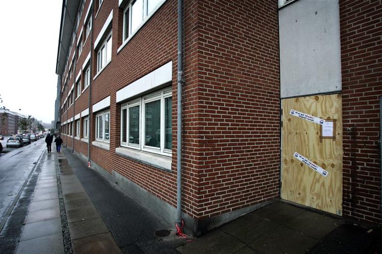 Fodgænger tæt på at blive ramt af bombe, der raserede indgangen til Skat-kontor. 