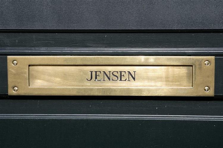 Stadig flere danskere dropper efternavnet Jensen til fordel for mere sjældentklingende navne. Men nu kommer det til at koste, hvis man vil af med fædrenearven. 