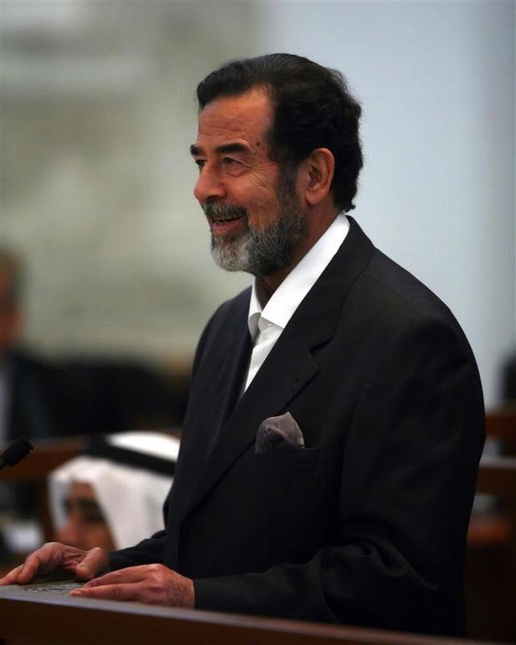 Saddam Husseins humør er løftet, selvom han i weekenden blev dømt til døden. 