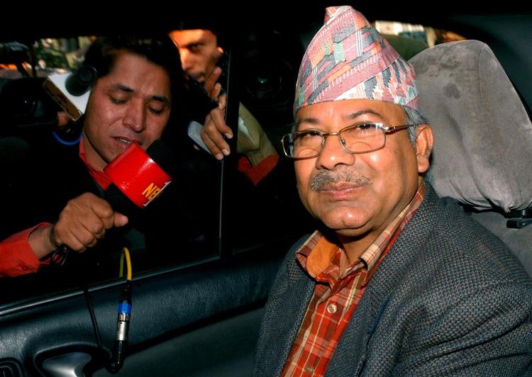 Lederen af det kommunistiske parti i Nepal på vej til fredsforhandlinger med de øvrige partier og maoisterne. 