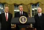 George W. Bush holdt et kort pressemøde sammen med Donald Rumsfeld og den kommende forsvarsminister Bob Gates. 