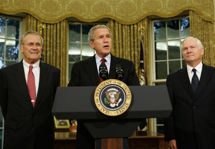 George W. Bush holdt et kort pressemøde sammen med Donald Rumsfeld og den kommende forsvarsminister Bob Gates. 
