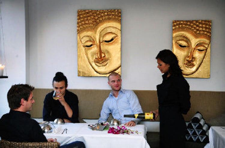 Kontraster. Det er netop afvekslingen mellem tyngde og lethed, der gør Kiin Kiins mad så suveræn i sin klasse.  Foto: Morten Langkilde 