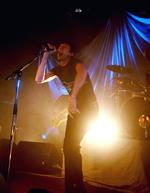 Forsangeren Brett Anderson giver den fuld gas i Pumpehuset. 