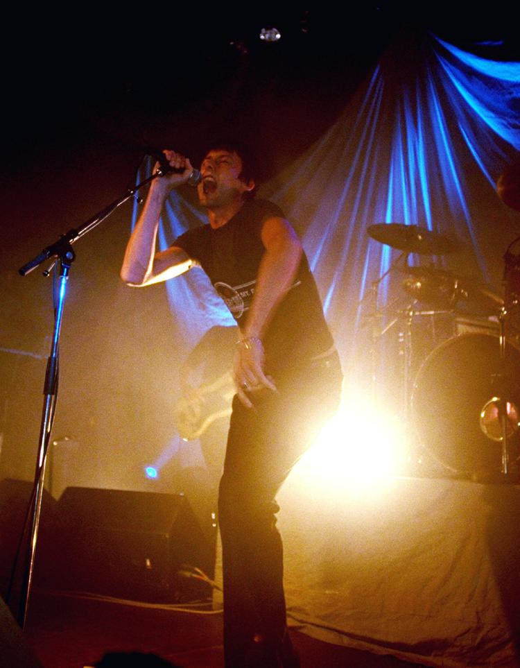 Forsangeren Brett Anderson giver den fuld gas i Pumpehuset. 