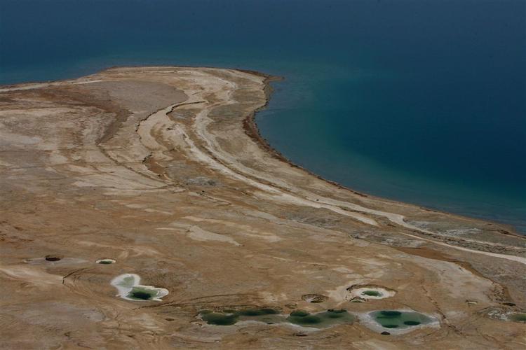 Især de sidste 100 km af Jordan-floden mod Det Døde Hav er påvirket af vandmangel og forurening. Israel, Jordan og Syrien har alle hentet enorme mængder frisk vand, og har til gengæld ledt spildevand tilbage i floden. 