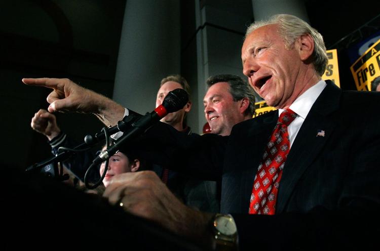 Joe Lieberman blev genvalgt som senator. For seks år siden var han demokraternes vicepræsidentkandidat, nu er han uafhængig men »demokrat i hjertet«. 