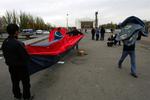 Demonstranter pakker telte og bannere væk efter langvarige protester, som endte med en demokratisk sejr. 