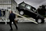 Her er en Range Rover millimeter fra at banke snuden i asfalten efter en tur på den mobile offroad-rampe. Kun de færreste ejere udsætter bilen for tilsvarende strabadser. Foto: Martin Bubandt Jensen 