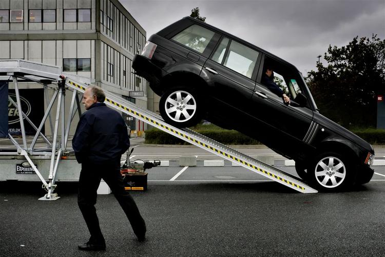 Her er en Range Rover millimeter fra at banke snuden i asfalten efter en tur på den mobile offroad-rampe. Kun de færreste ejere udsætter bilen for tilsvarende strabadser. Foto: Martin Bubandt Jensen 