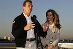 Arnold Schwarzenegger med sin hustru Maria Shriver efter valget og på vej til Mexico. 