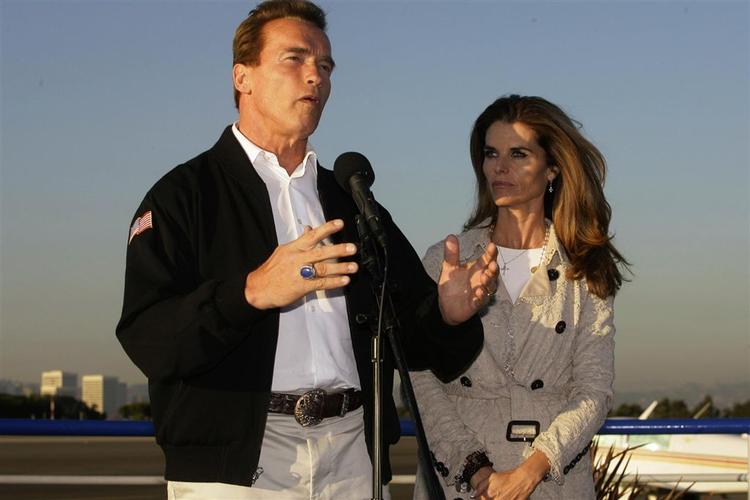 Arnold Schwarzenegger med sin hustru Maria Shriver efter valget og på vej til Mexico. 