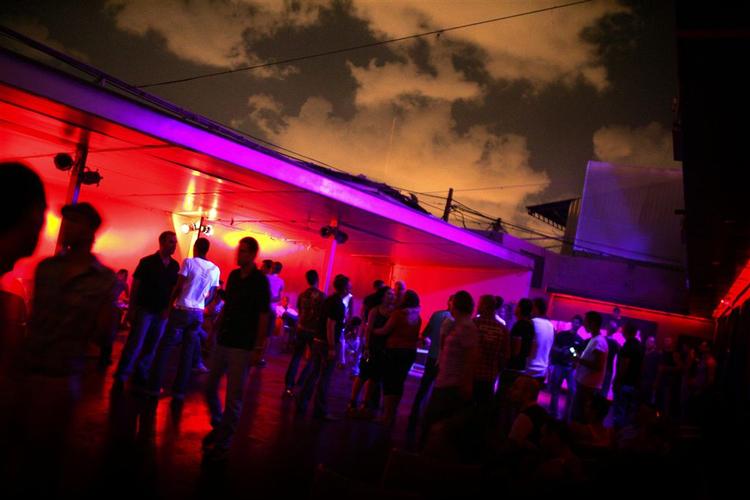 Homoseksuelle danser på en natklub i Tel Aviv. Protester mod en homoparade fik myndighederne til at aflyse den. 