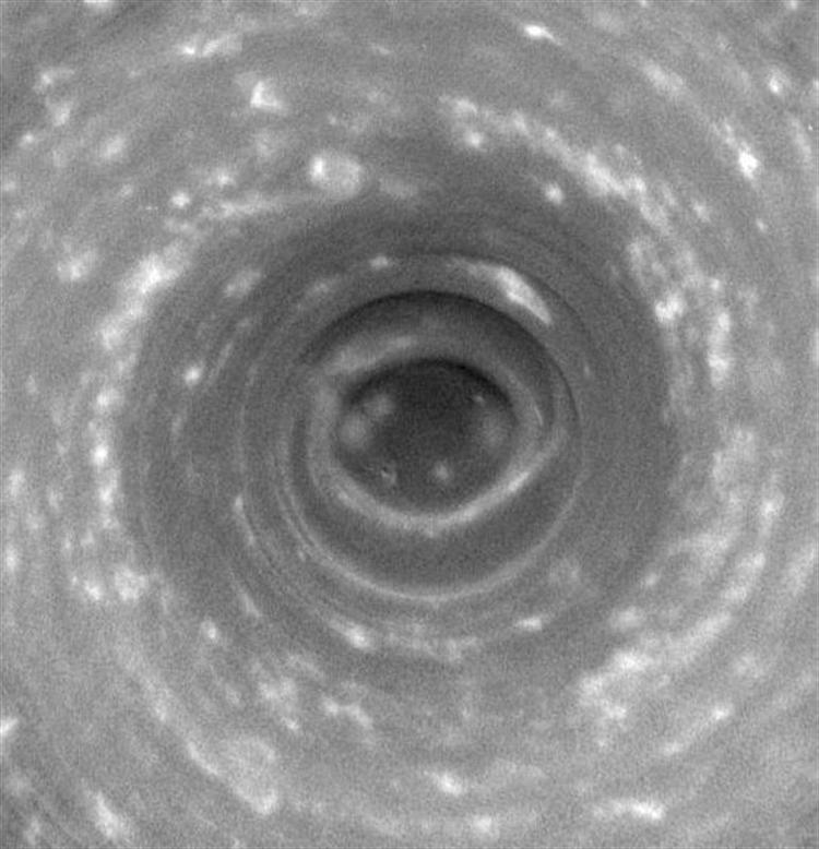 Et sort/hvidt billede af den hvirvlende orkan, offentliggjort af NASA. 
