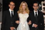 Den berømte brudekjole, flankeret af Viktor &amp; Rolf. 