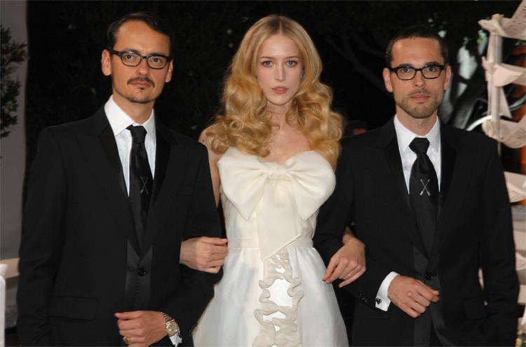 Den berømte brudekjole, flankeret af Viktor &amp; Rolf. 