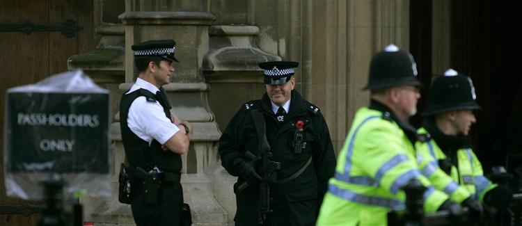 Bevæbnet politi foran det britiske parlament. 