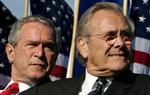 USA's præsident, George W. Bush fyrede Donald Rumsfeld som forsvarsminister efter Republikanernes store nederlag ved midtvejsvalget. Nu forsøger en menneskerettighedsoorganisation at få ham dømt for krigsforbrydelser. 