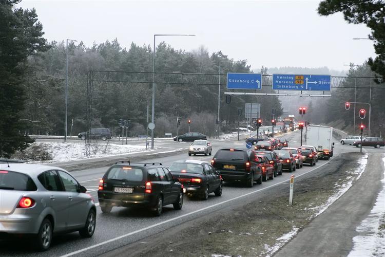 Regeringen har lagt sig ud med mange lokale i Silkeborg, efter at den har besluttet, at den planlagte motorvejsforbindelse mellem Herning og Århus skal ledes gennem dele af Silkeborg By. 