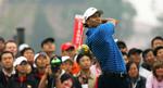 Tiger Woods har fem slag op til sydafrikaneren Retief Goosen, der fører HSBC Champions i Shanghai, Kina. 
