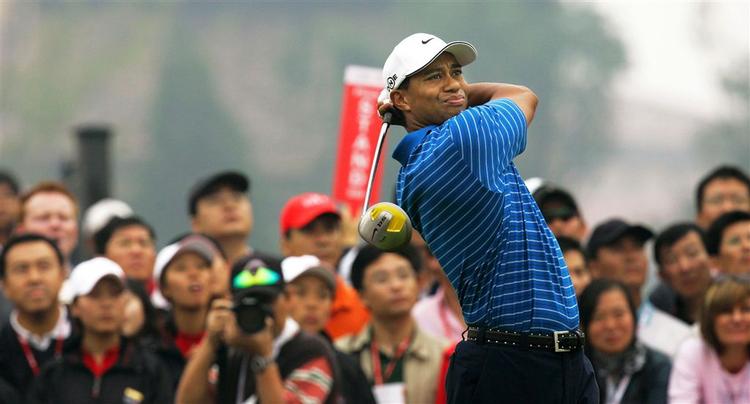 Tiger Woods har fem slag op til sydafrikaneren Retief Goosen, der fører HSBC Champions i Shanghai, Kina. 