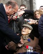 Frankrigs præsident, Jacques Chirac, hilser på den 107-årige veteran fra 1. Verdenskrig, Rene Riffaud, i forbindelse med markeringen af 88 års dagen for afslutning af krigen. 
