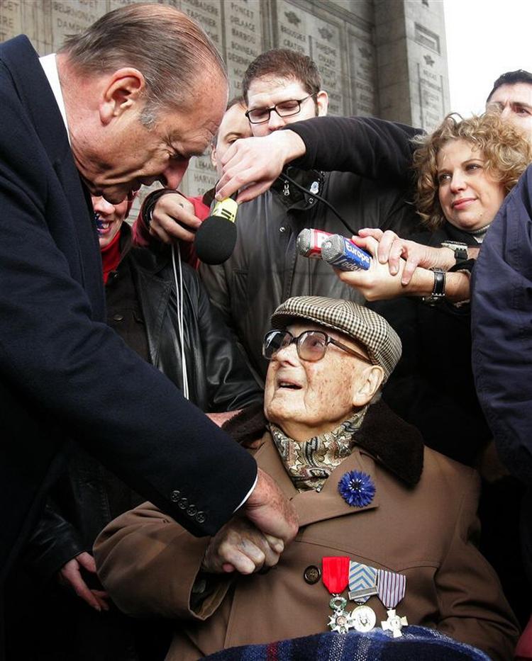 Frankrigs præsident, Jacques Chirac, hilser på den 107-årige veteran fra 1. Verdenskrig, Rene Riffaud, i forbindelse med markeringen af 88 års dagen for afslutning af krigen. 