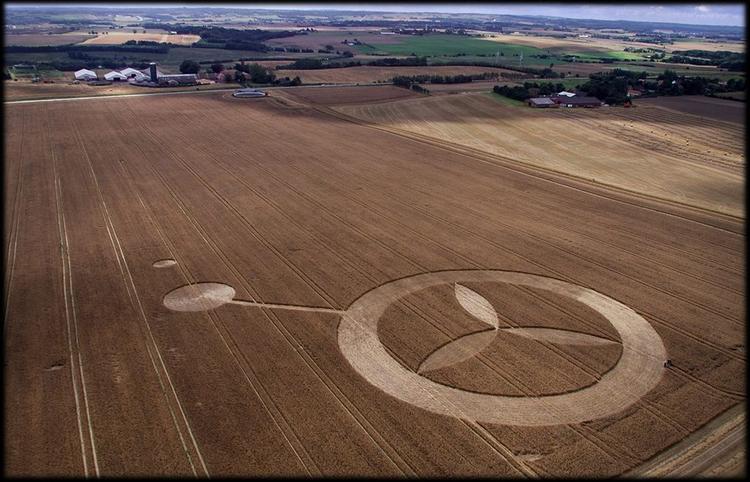 En britisk UFO-ekspert mener, at Jorden er åben for angreb, efter at de britiske X-filer er blevet lukkket ned. Denne korncirkel er lavet af gymnasieelever ved Århus. 