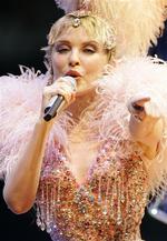 Kylie Minogue optrådte i fjer og pailletter, da hun optrådte i Australien lørdag. 