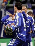 Schalkes Kevin Kuranyi fejrer sit mål for Schalke ved spontant at gå i barndom. 