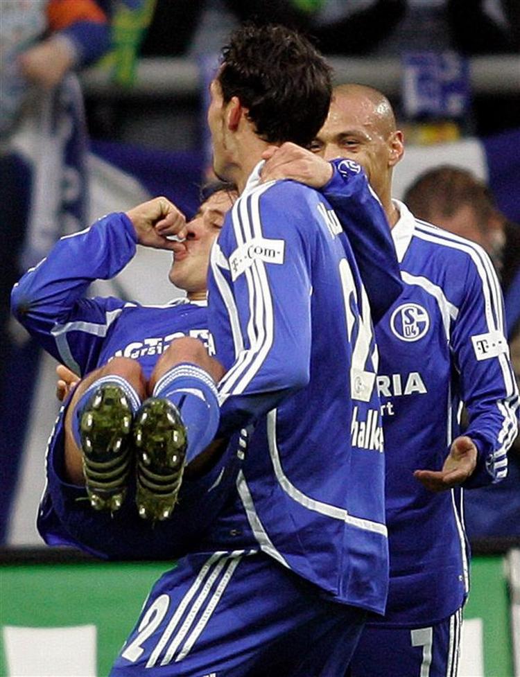 Schalkes Kevin Kuranyi fejrer sit mål for Schalke ved spontant at gå i barndom. 