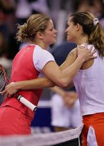 Amelie Mauresmo (th.) slog Kim Clijsters i semifinalen i WTA-turneringen i Madrid. Hun møder Justine Henin-Hardenne i finalen i morgen. 