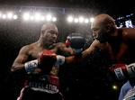 Evander Holyfield håber i en alder af 44 år at kunne erobre endnu et verdensmesterskab i sværvægtsboksning. 
