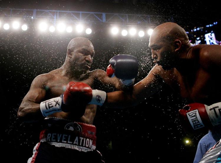 Evander Holyfield håber i en alder af 44 år at kunne erobre endnu et verdensmesterskab i sværvægtsboksning. 