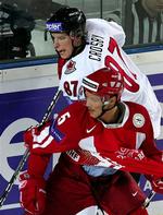 Danmarks back Daniel Nielsen(her fra en tidligere kamp)var med til at holde den norske scoring nede på et enkelt mål. 