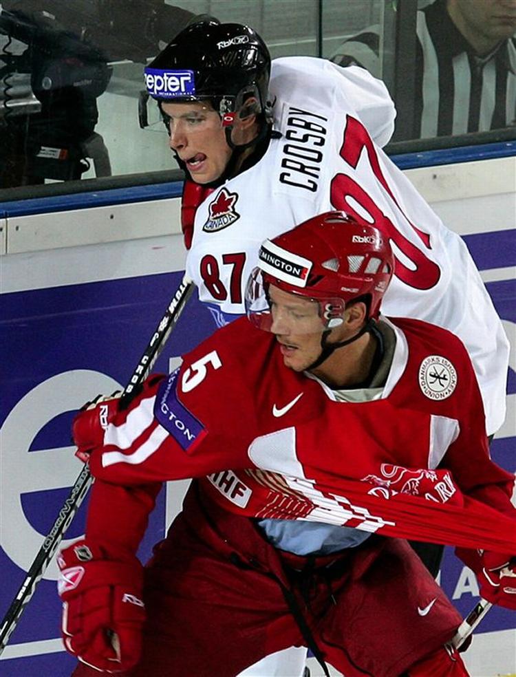 Danmarks back Daniel Nielsen(her fra en tidligere kamp)var med til at holde den norske scoring nede på et enkelt mål. 