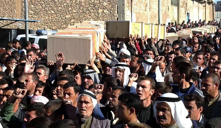 Weekenden har været usædvanlig blodig i Irak. Her begraves seks irakiske soldater, som blev dræbt ved et attentat fredag. 