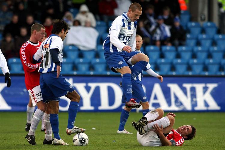 Niki Zimling i luften mod Vejle, inden han måtte udgå med en skade. 